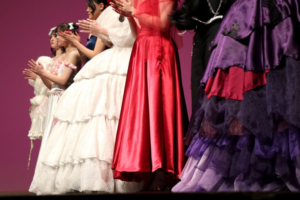 "諏訪実業高校 服飾科 ファッションショー 華やかな衣装のディテール"