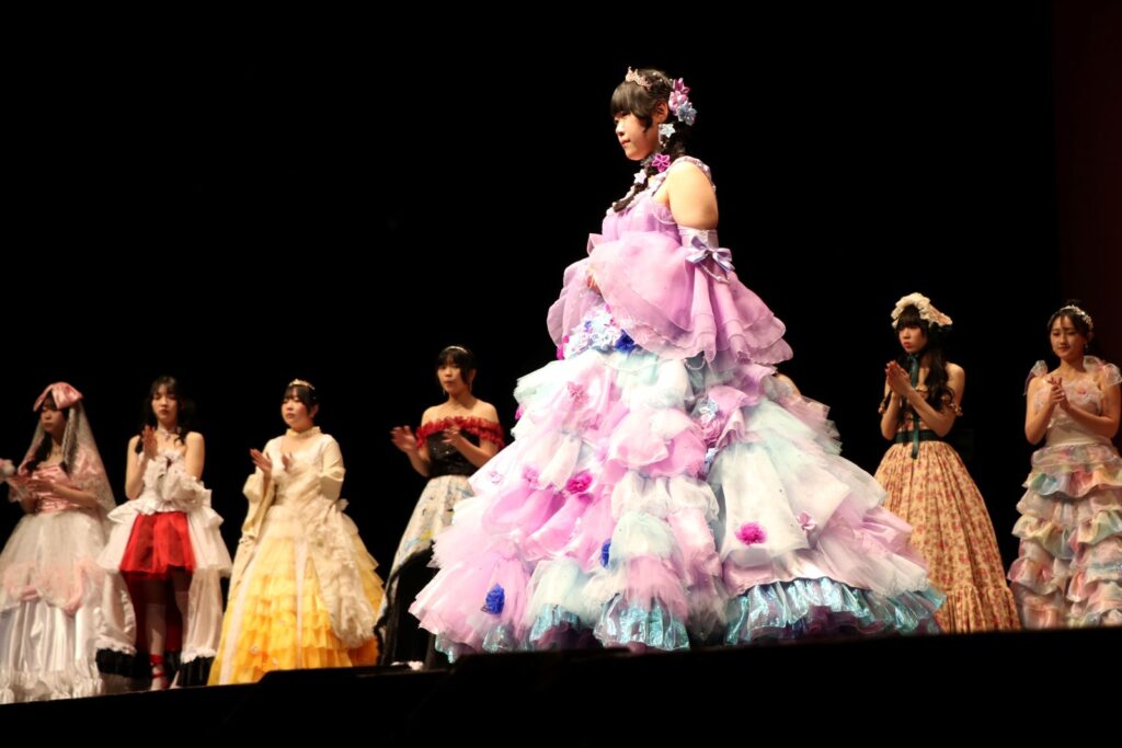 "諏訪実業高校 服飾科 ファッションショー ボリュームのあるドレス作品"
