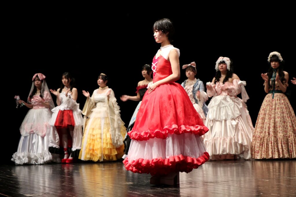 "諏訪実業高校 服飾科 ファッションショー ドレスを着てステージに立つ生徒"