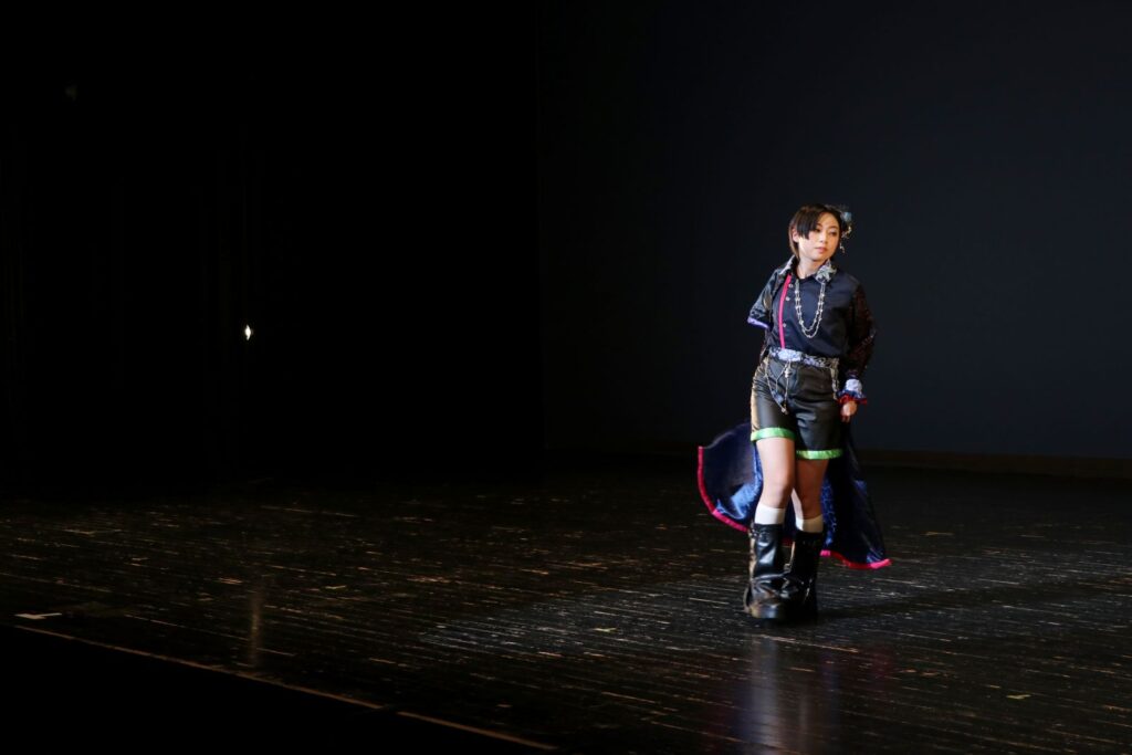 "諏訪実業高校 服飾科 ファッションショー ランウェイを歩くモデルの様子"