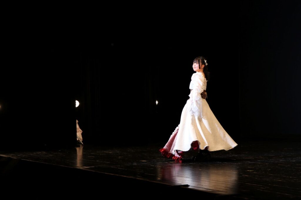 "諏訪実業高校 服飾科 ファッションショー ステージ上でのウォーキングシーン"