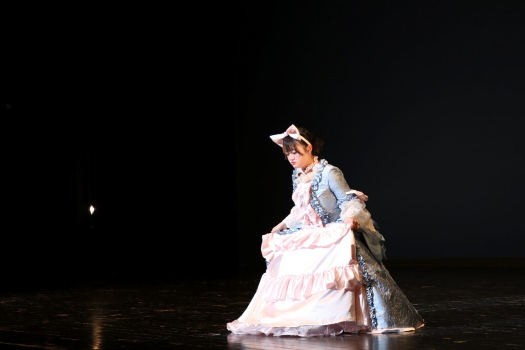 "諏訪実業高校 服飾科 ファッションショー 個性的な衣装を披露するモデル"