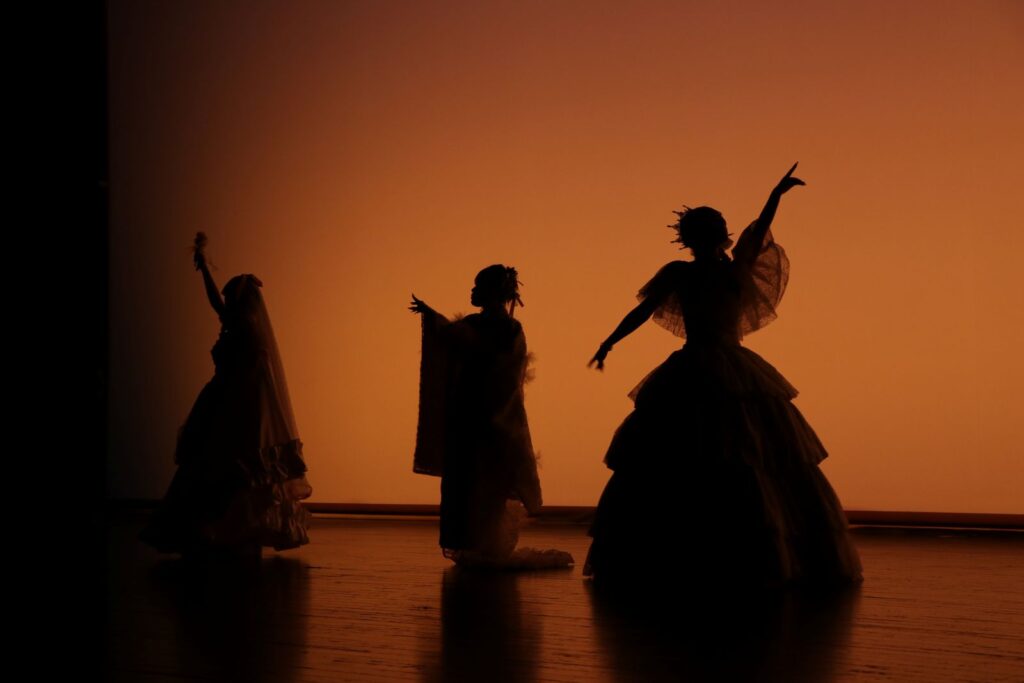 "諏訪実業高校 服飾科 ファッションショー 照明演出によるシルエット表現"