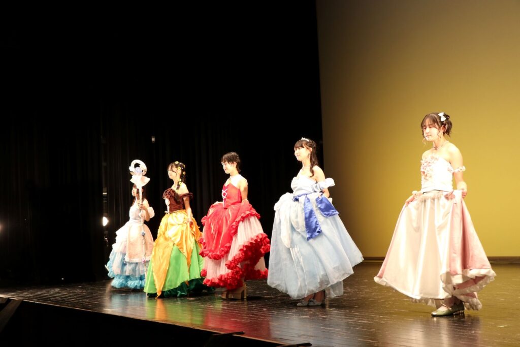 "諏訪実業高校 服飾科 ファッションショー カラフルなドレスの集合シーン"