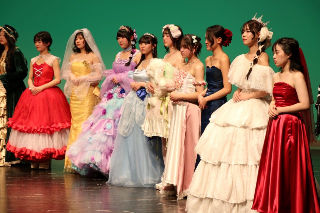 "諏訪実業高校 服飾科 ファッションショー 複数の作品を披露するステージ"