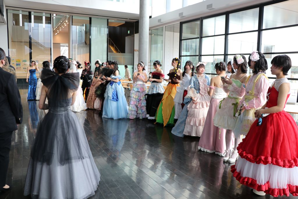 "諏訪実業高校 服飾科 ファッションショー ショー後の交流の様子"