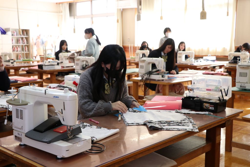 "諏訪実業高校 服飾科 ミシンで布を縫う実習授業の様子"