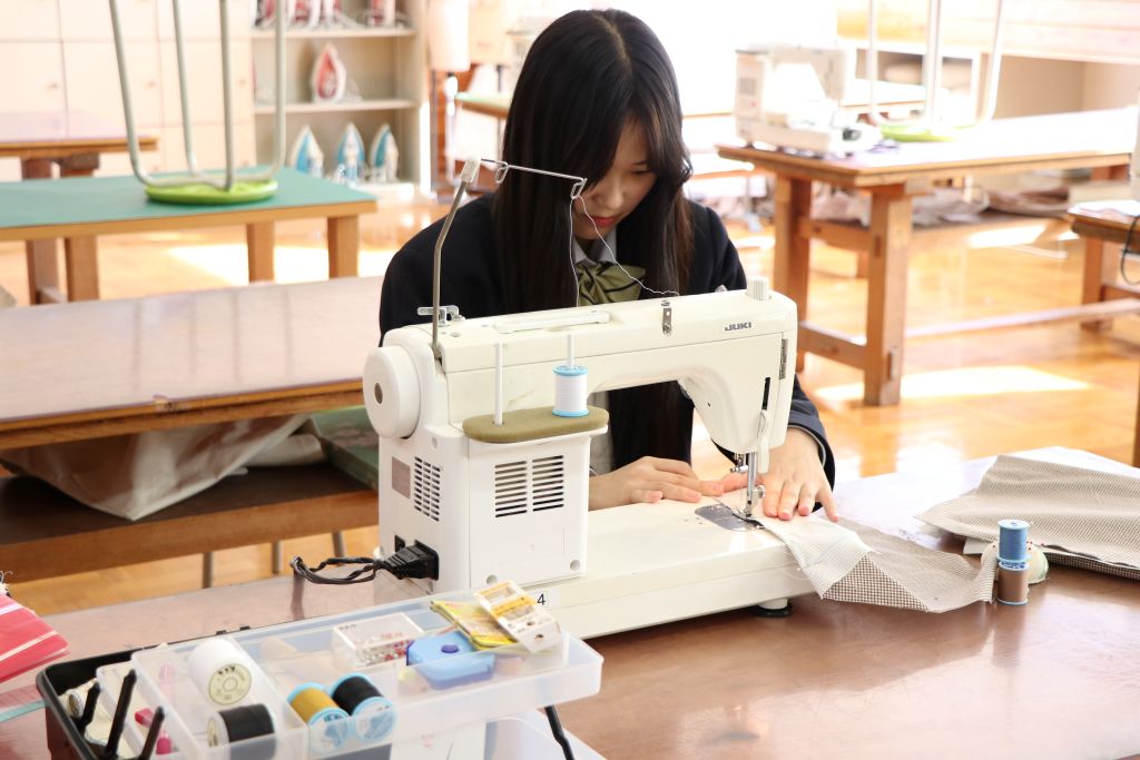 "諏訪実業高校 服飾科 ミシンを使った授業風景 生徒が縫製作業を行う様子"