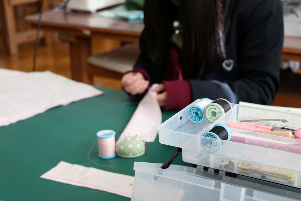 "諏訪実業高校 服飾科 裁縫道具を使った制作作業の手元"