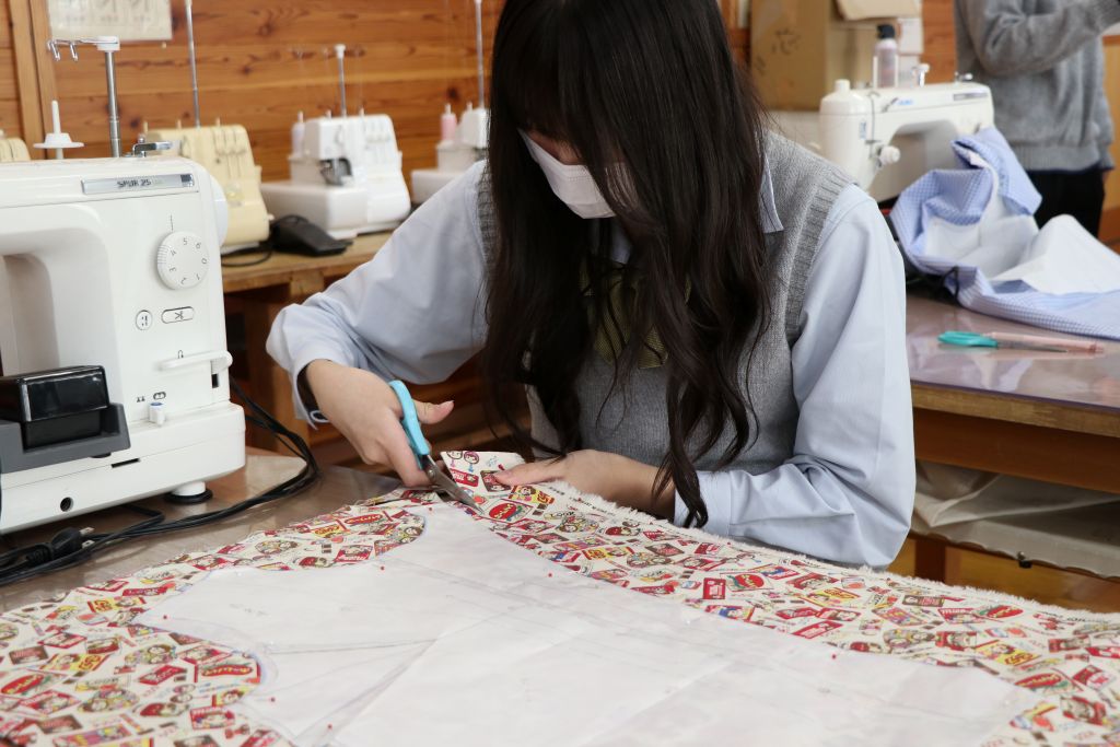 "諏訪実業高校 服飾科 布地を扱いながら制作する授業の様子"