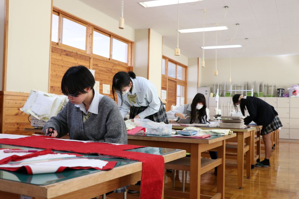 "諏訪実業高校 服飾科 複数の生徒が制作に集中する授業風景"