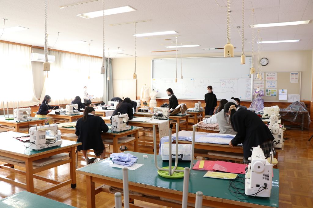 "諏訪実業高校 服飾科 実習室での縫製授業の全体風景"