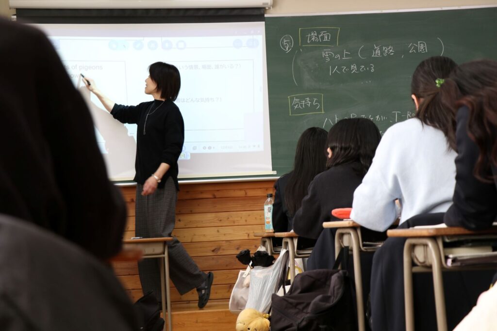 "諏訪実業高校 商業科 プロジェクターを使った授業の様子"