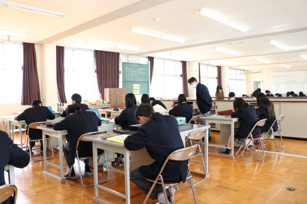 "諏訪実業高校 会計情報科 集中して課題に取り組む教室風景"