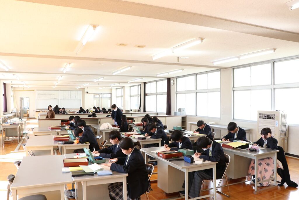 "諏訪実業高校 会計情報科 広い実習室での授業風景"