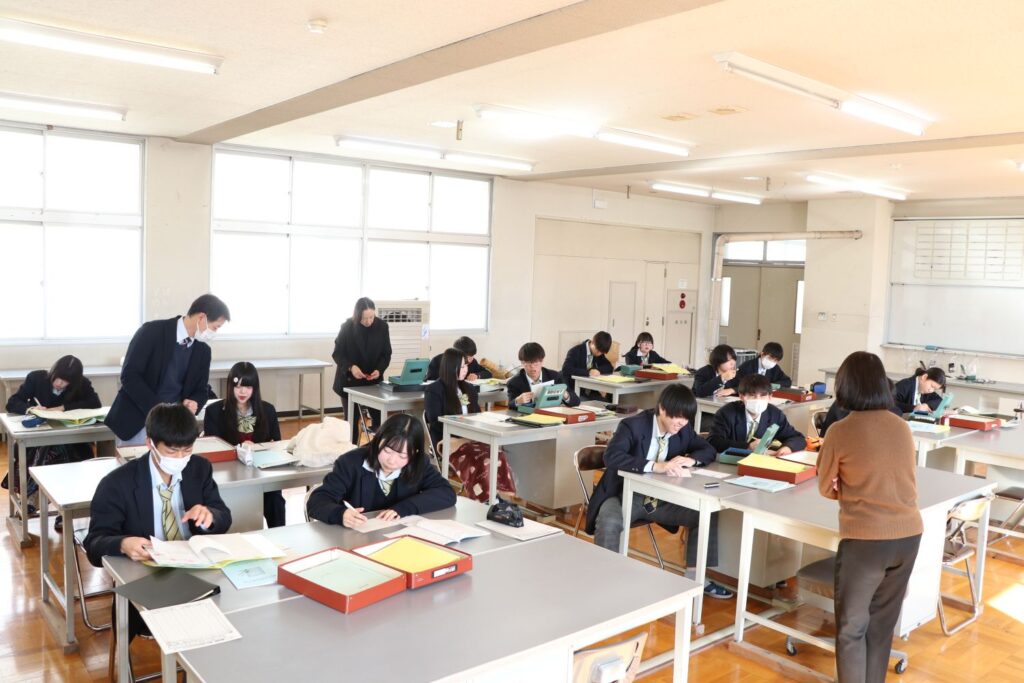 "諏訪実業高校 会計情報科 教室での実践的な会計授業の様子"