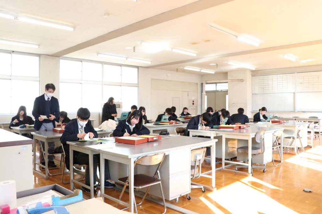 "諏訪実業高校 会計情報科 実習室での授業風景 多人数で学ぶ環境"