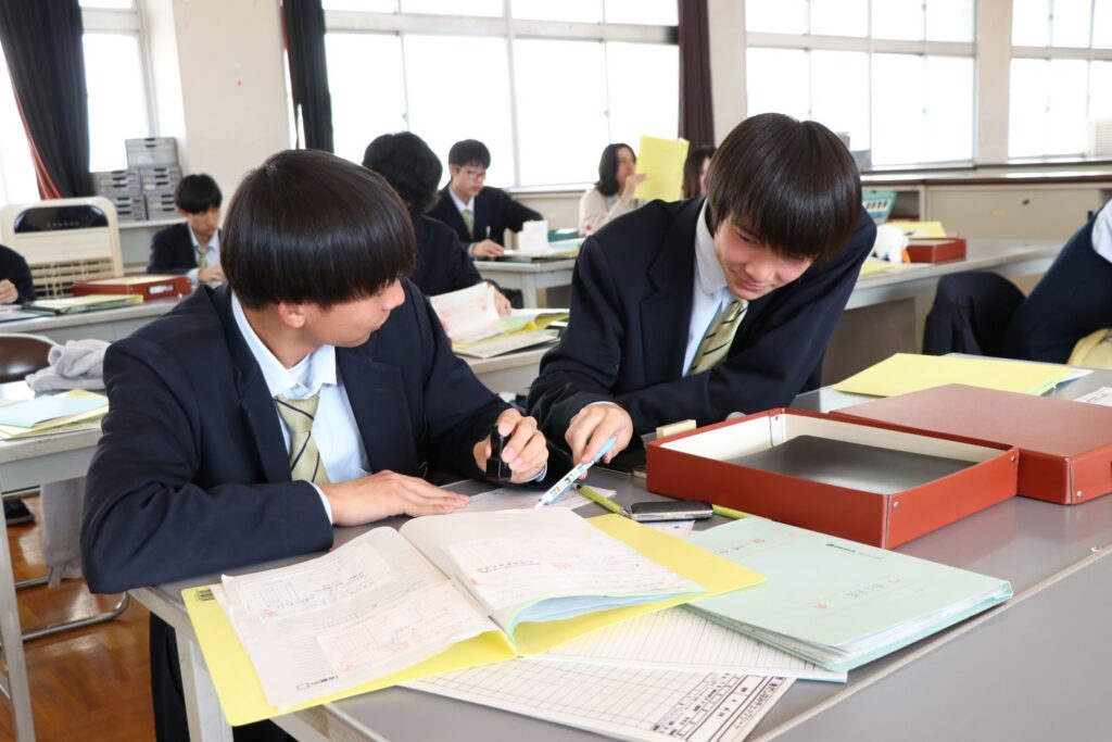 "諏訪実業高校 会計情報科 書類を確認しながら学習する生徒の様子"