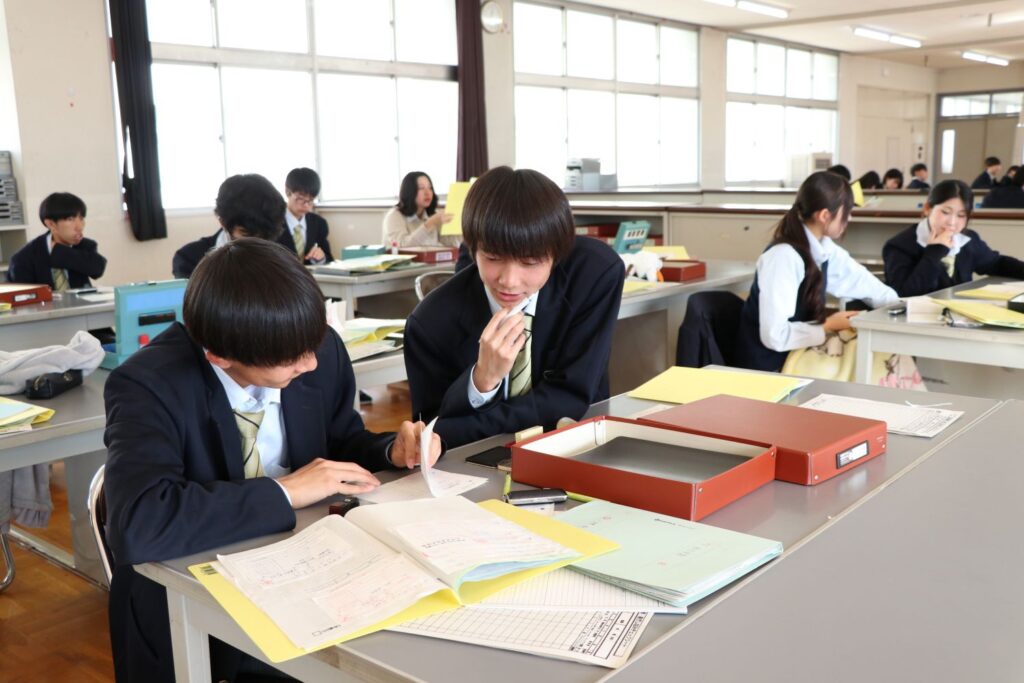 "諏訪実業高校 会計情報科 ペアで課題に取り組む授業風景"