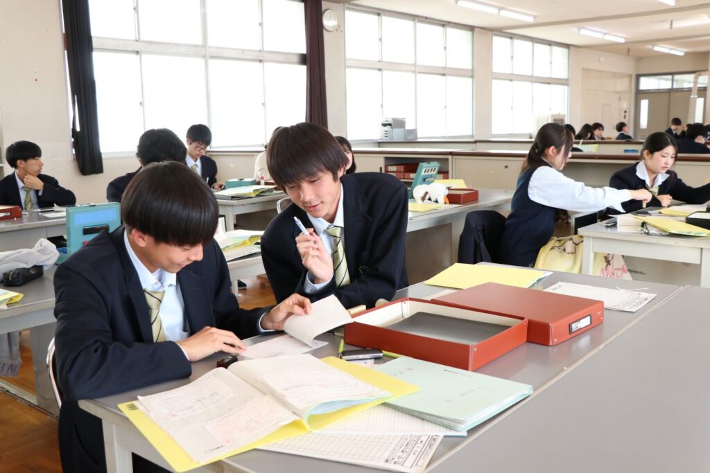 "諏訪実業高校 会計情報科 教材を使って学習する授業の様子"