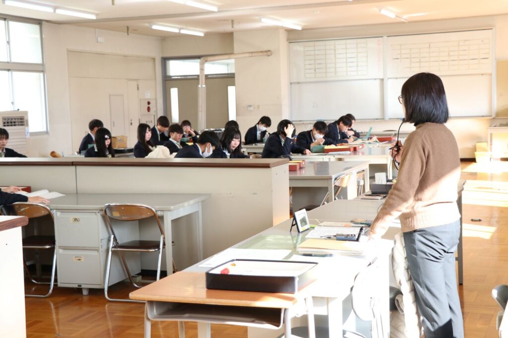 "諏訪実業高校 会計情報科 教室全体で行う授業風景 教師の指導"