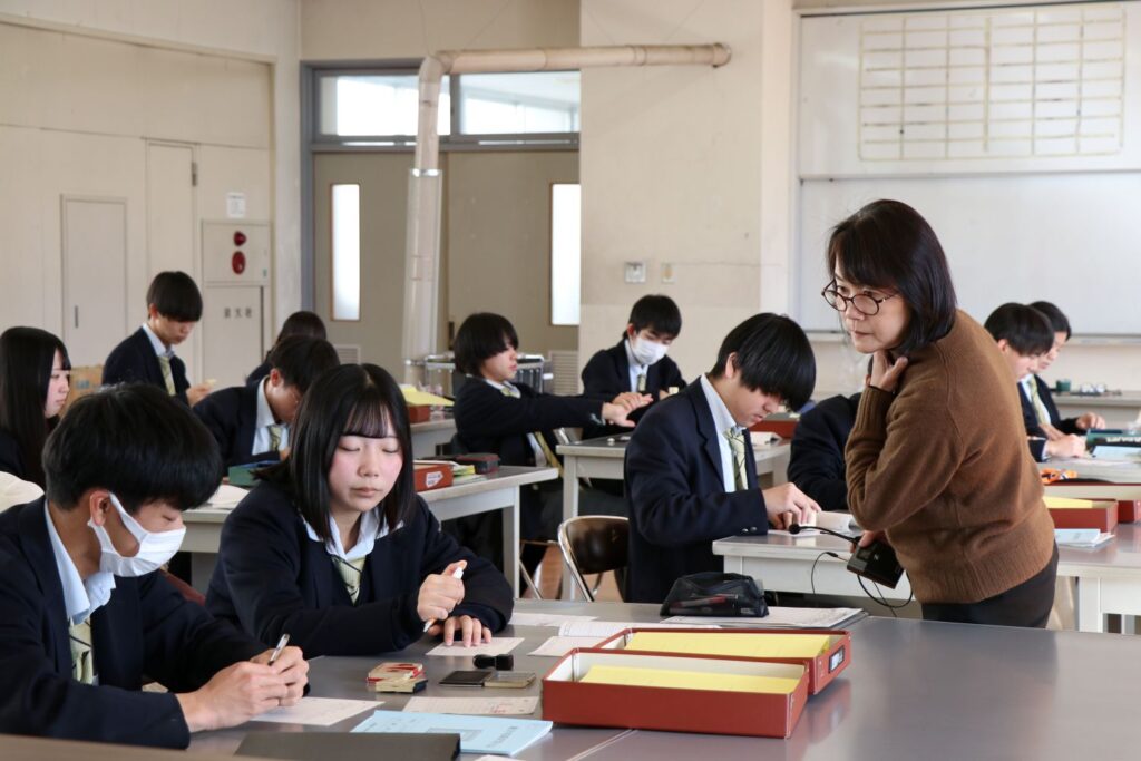 "諏訪実業高校 会計情報科 教師が個別指導を行う授業の様子"