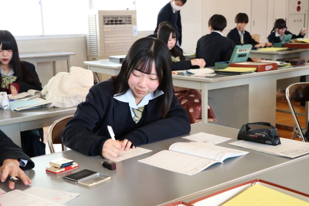 "諏訪実業高校 会計情報科 電卓を使った会計学習の様子"