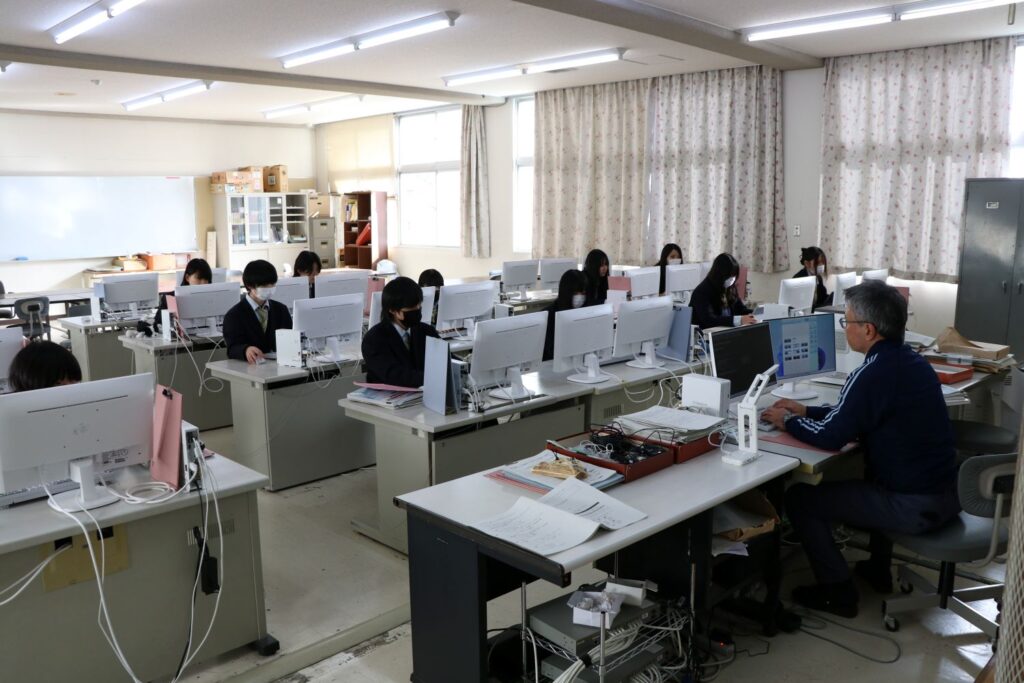 "諏訪実業高校 商業科 情報処理の授業風景 コンピュータ活用"