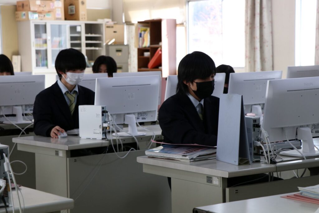"諏訪実業高校 商業科 パソコンで作業する生徒たちの様子"