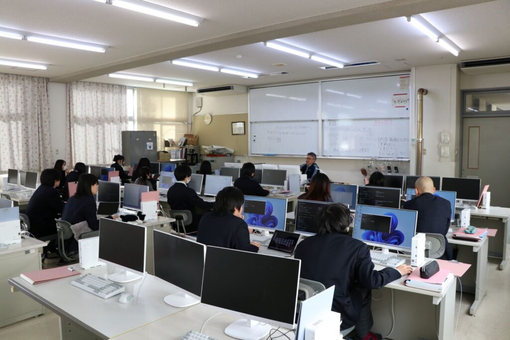 "諏訪実業高校 商業科 コンピュータ教室での学習風景"