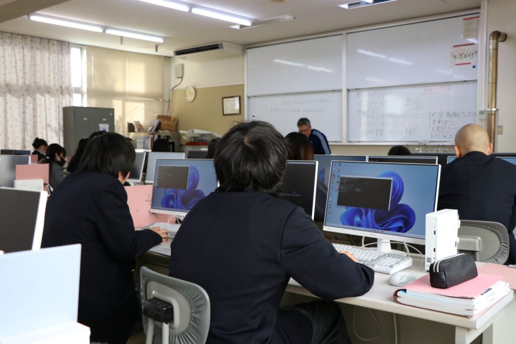 "諏訪実業高校 商業科 パソコン教室での実習授業風景"