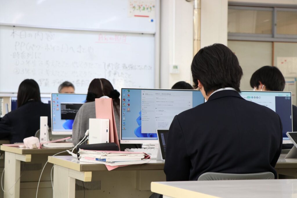 "諏訪実業高校 商業科 パソコンを使った実習授業の様子"