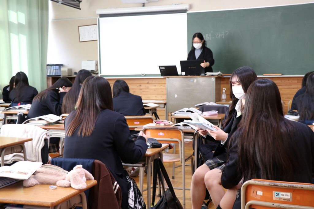 "諏訪実業高校 商業科 教室での講義形式の授業の様子"