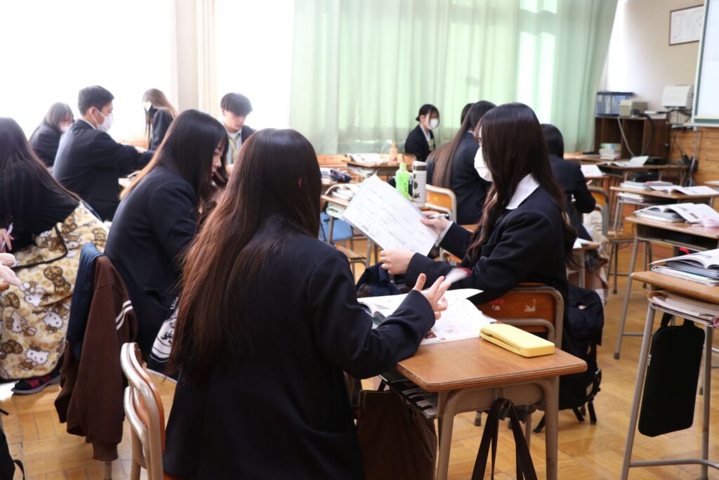 "諏訪実業高校 商業科 グループで取り組む授業風景"