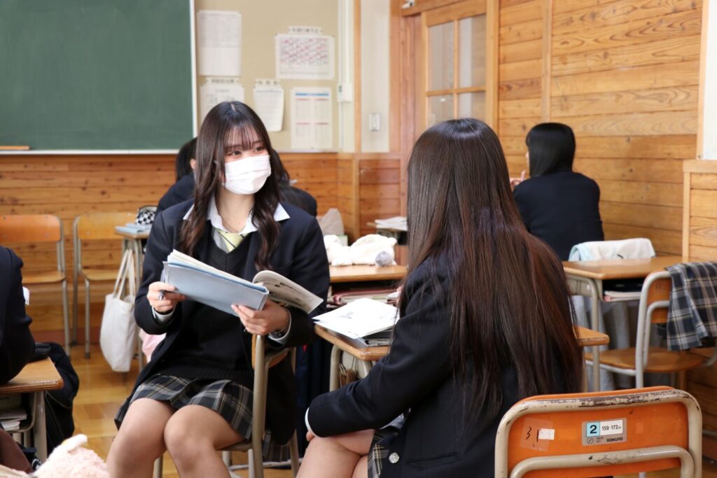 "諏訪実業高校 商業科 教科書を使った学習の様子"