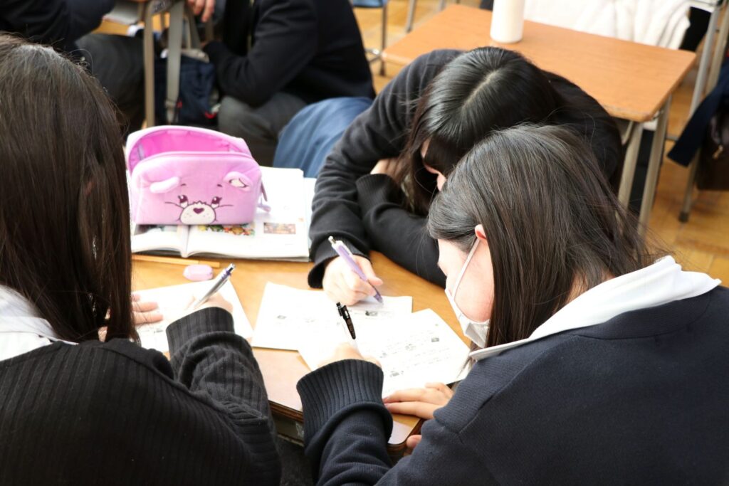 "諏訪実業高校 商業科 ノートを取りながら学習する生徒の様子"