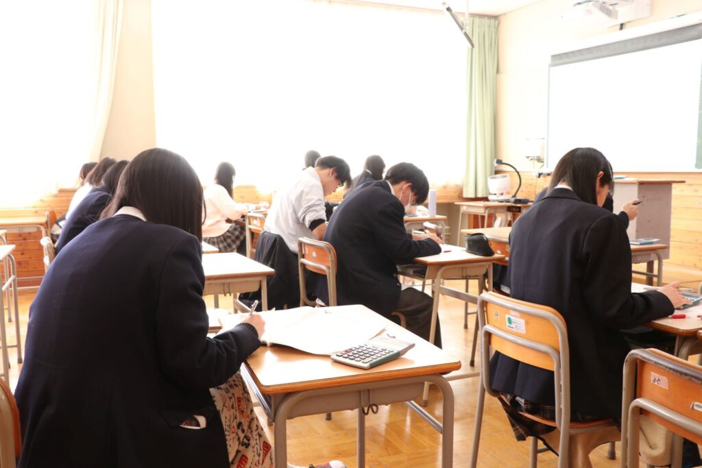 "諏訪実業高校 商業科 教室で集中して取り組む授業風景"