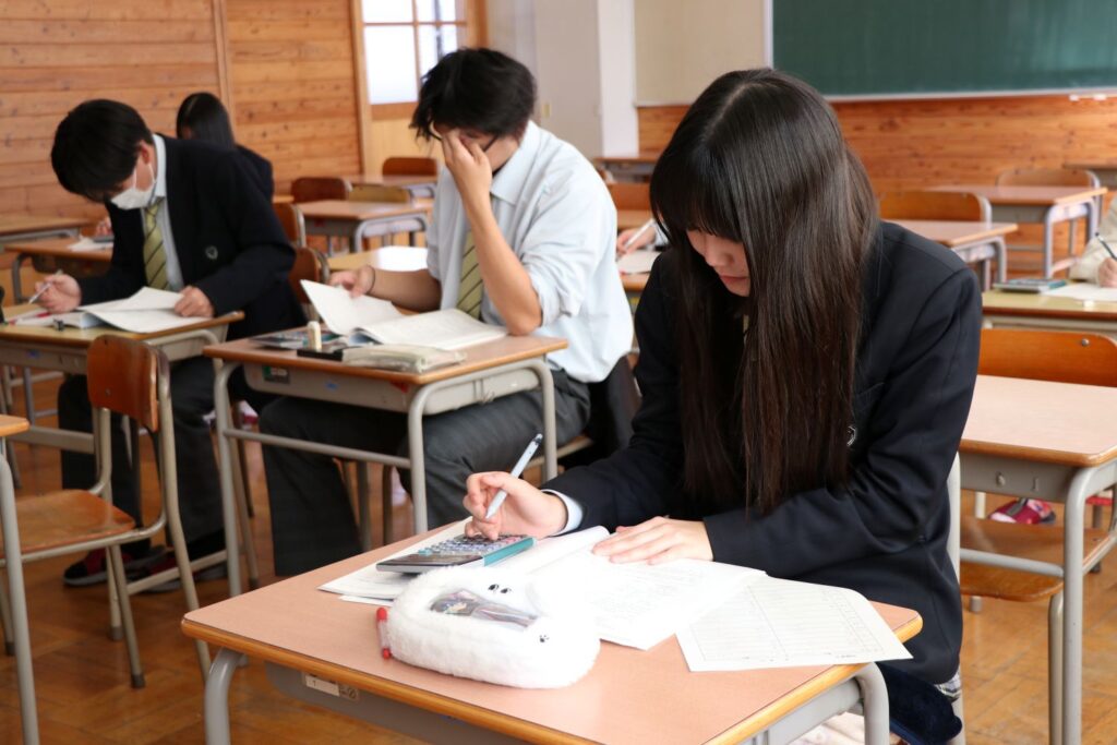 "諏訪実業高校 商業科 個別に課題へ取り組む授業の様子"