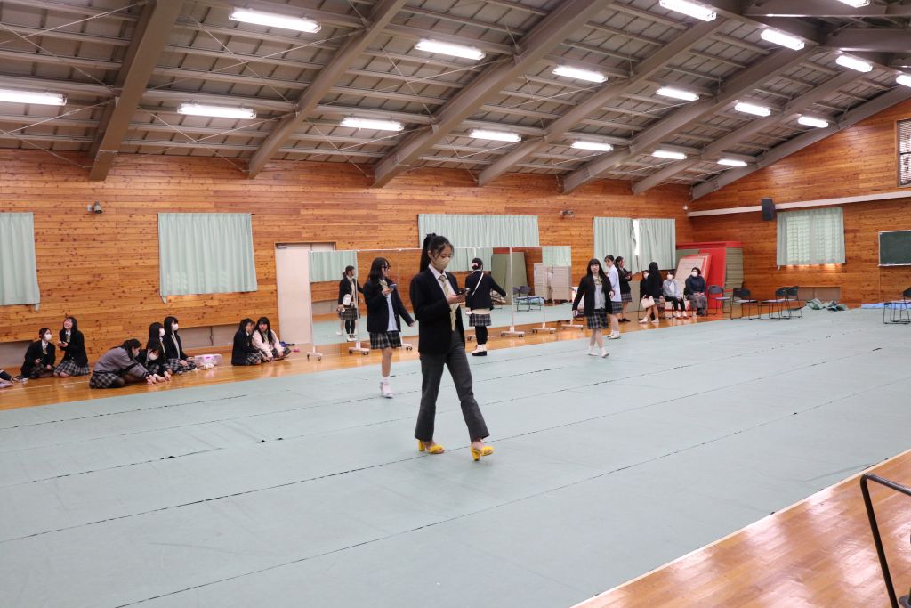 "諏訪実業高校 服飾科 体育館でのウォーキング練習の様子"