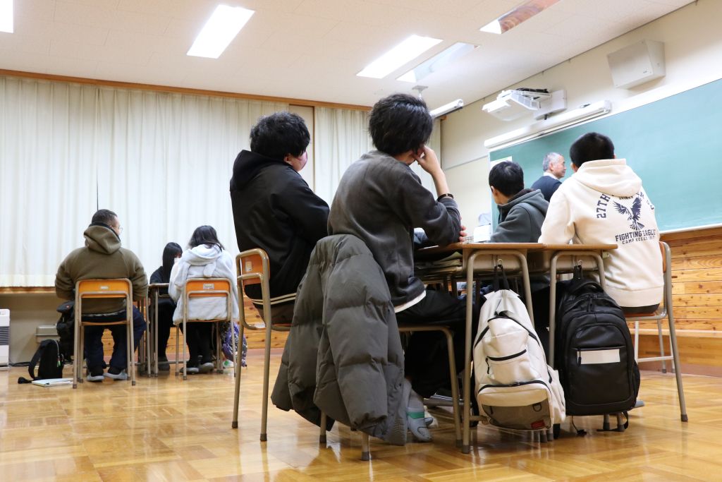 諏訪実業高校 定時制 授業中の教室の様子 生徒が着席して学習