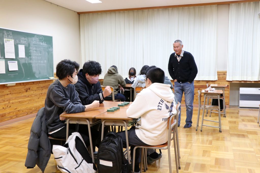 諏訪実業高校 定時制の授業風景 グループで学習する生徒たち