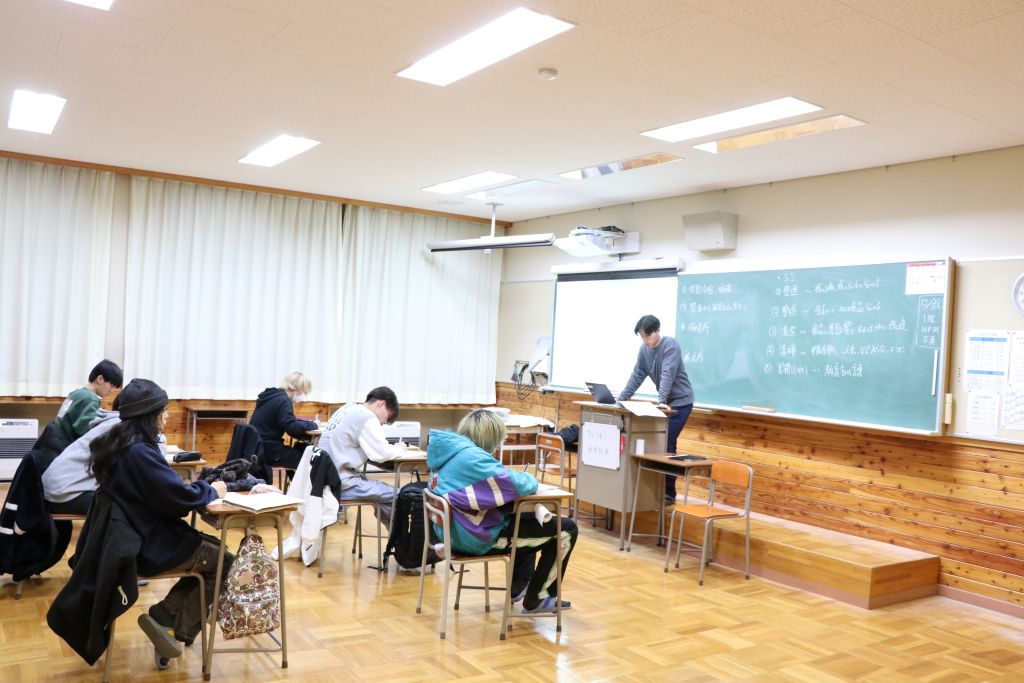 諏訪実業高校 定時制 教室での授業の様子 黒板で説明する教師