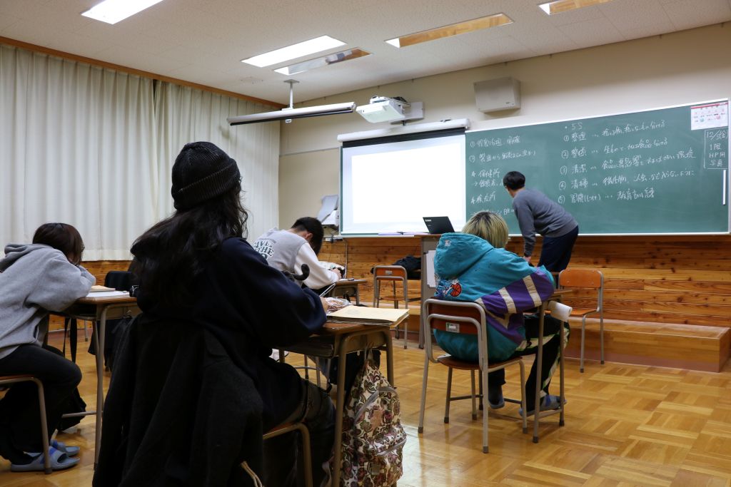 諏訪実業高校 定時制 プロジェクターを使った授業風景