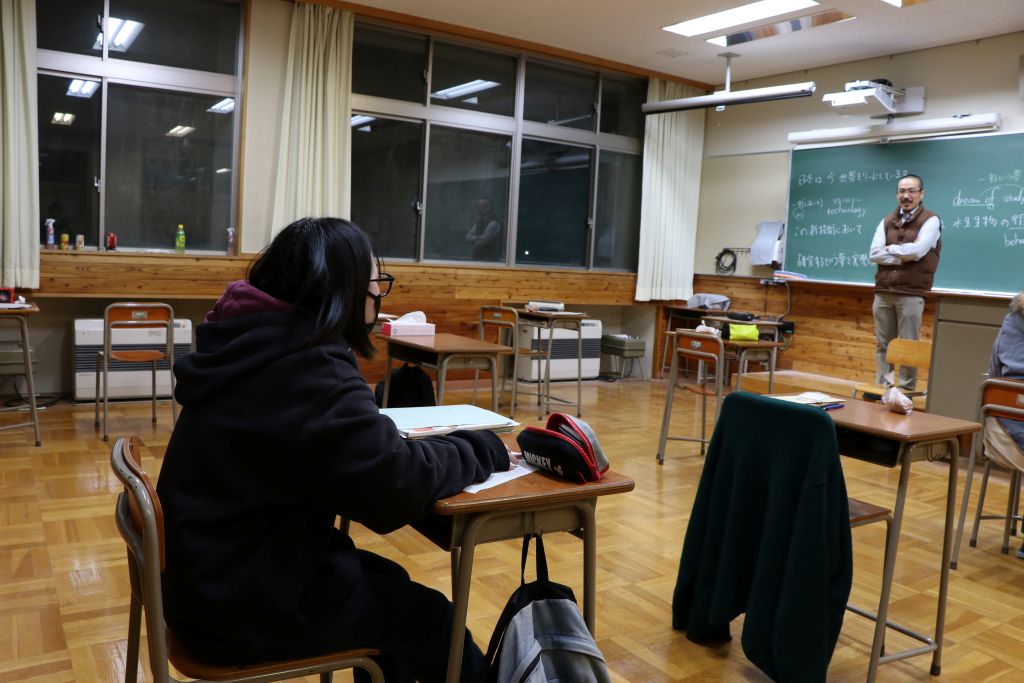 諏訪実業高校 定時制 夜間授業の教室風景 落ち着いた学習環境