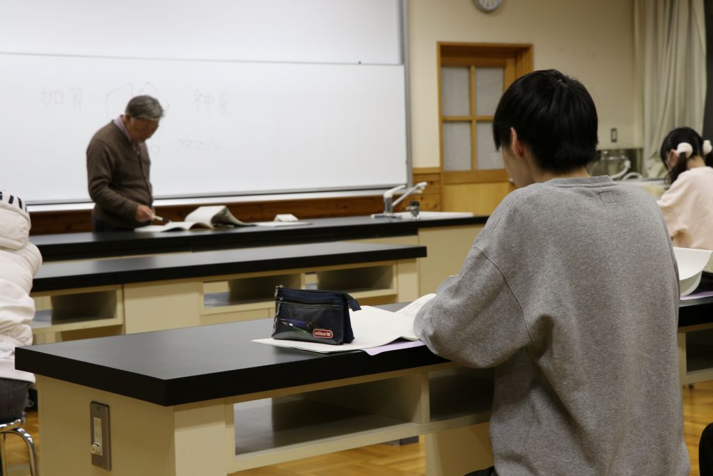 諏訪実業高校 定時制 理科室での授業風景 実験設備を使った学習