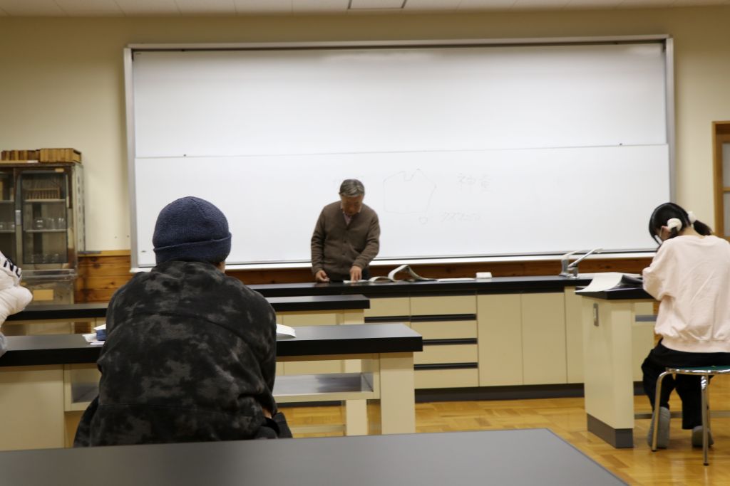 諏訪実業高校 定時制 教壇から授業を行う教師と生徒の様子