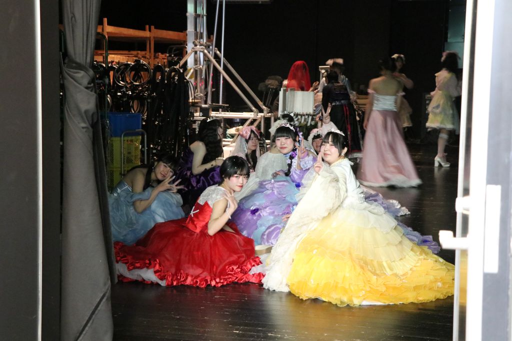 "諏訪実業高校 服飾科 ファッションショー 本番前の舞台裏の様子"