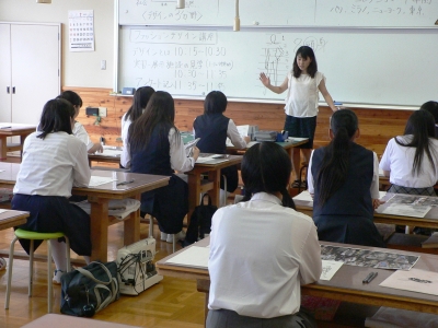 諏訪実業高校 ファッションデザイン講習受ける中学生