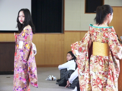 諏訪実業高校 和装ダンスを観覧する中学生