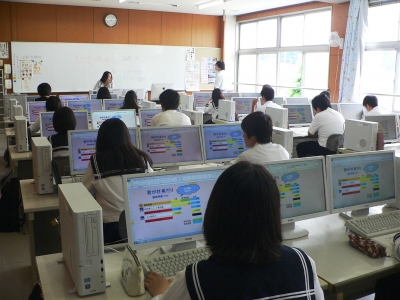 諏訪実業高校 PCを使い授業体験をする中学生